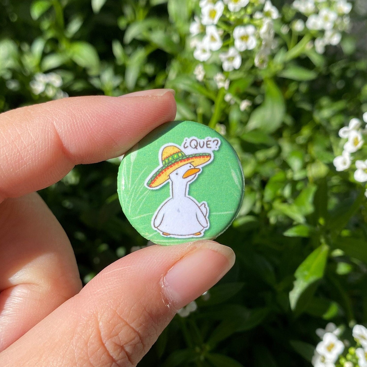 Goose Que Confused | Mini Round Pin | Kawaii Cute Pin | Gifts under 10 | For Him | For Her | Metal Round Pin | Backpack | Bag