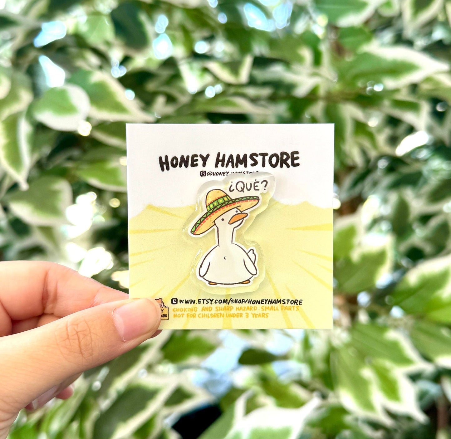 Goose Duck Que? | Acrylic Pin | Cute Funny Design | Gifts Under 10 | Adorable Kawaii Pins | Novelty Pin | Joke Present | For Her | For Him